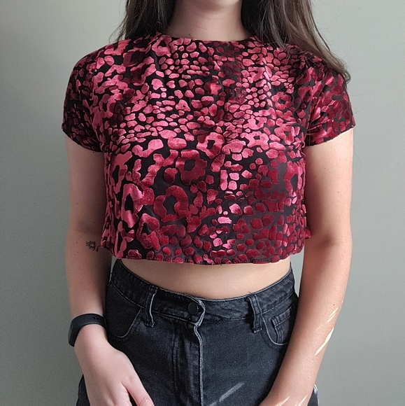 Red velvet statement crop top - Picture 3 of 4